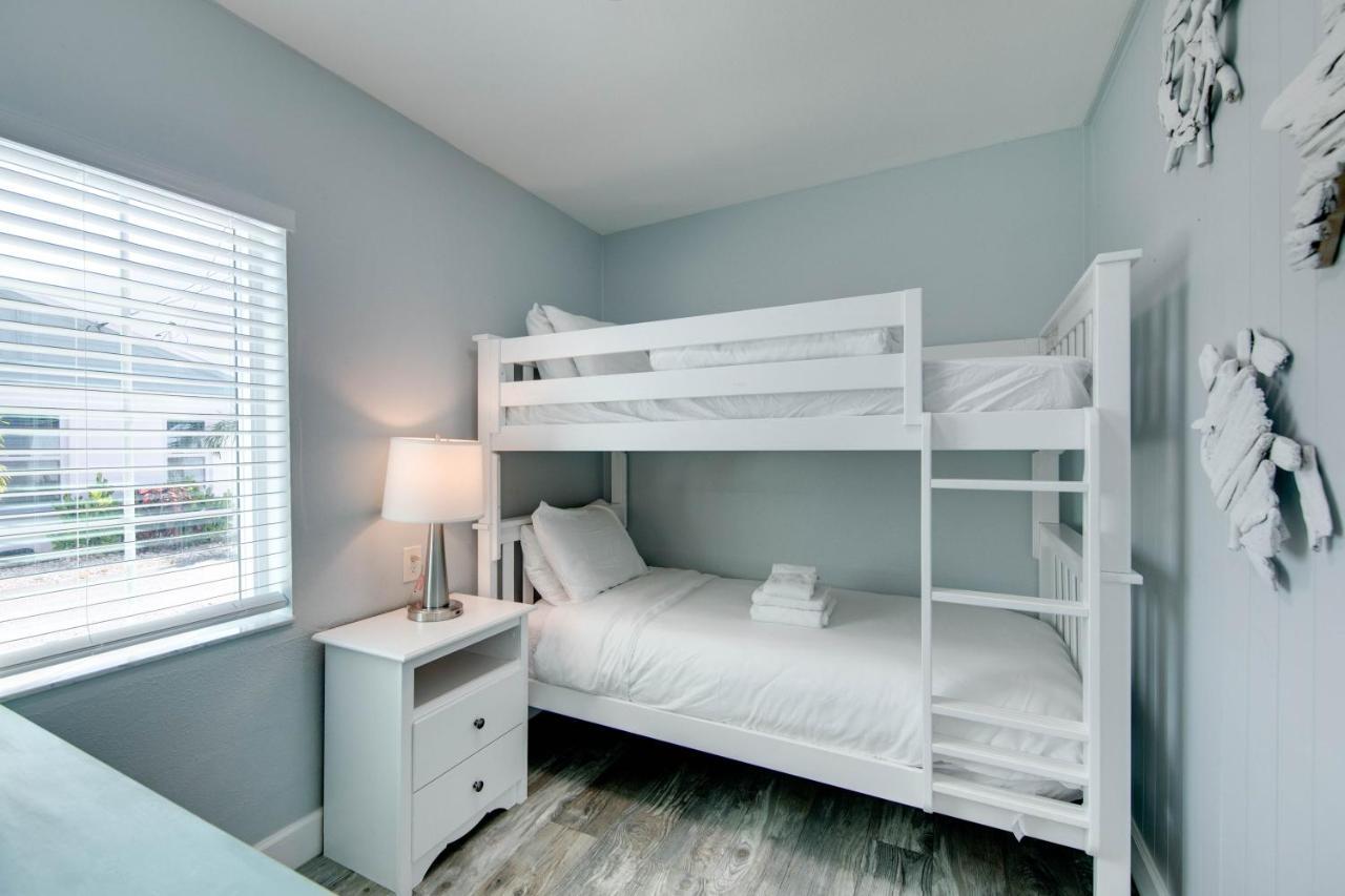 The Bungalows Treasure Island Room photo