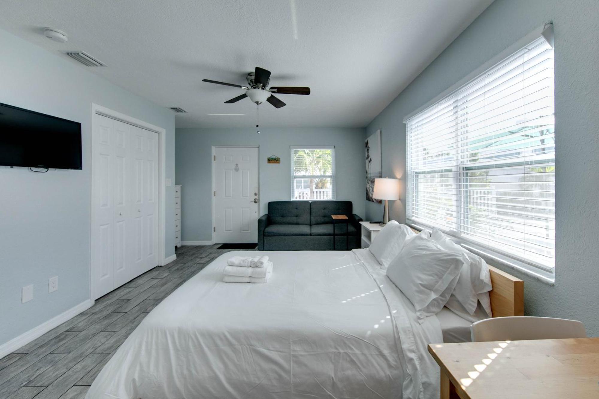 The Bungalows Treasure Island Room photo