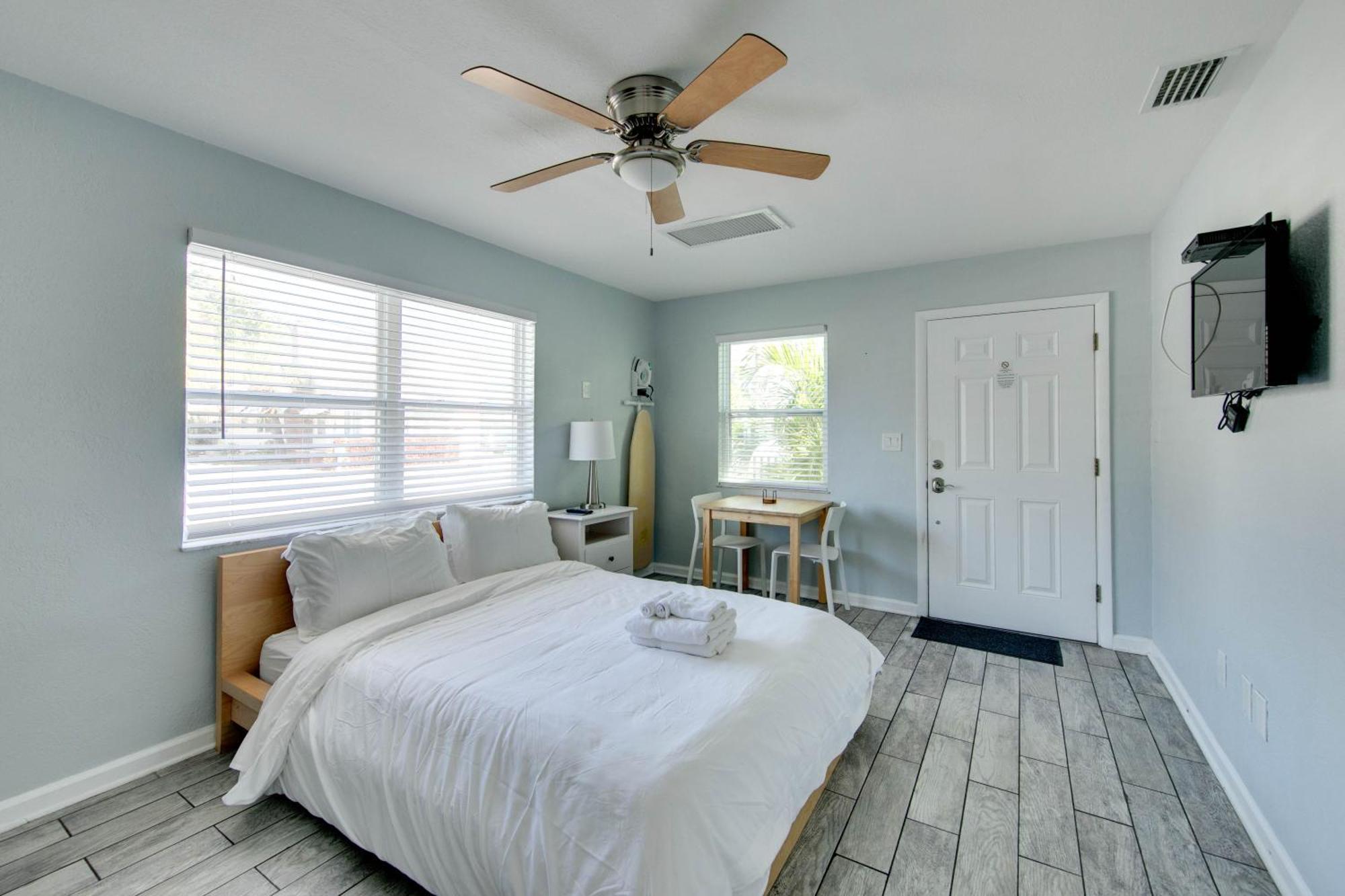 The Bungalows Treasure Island Room photo